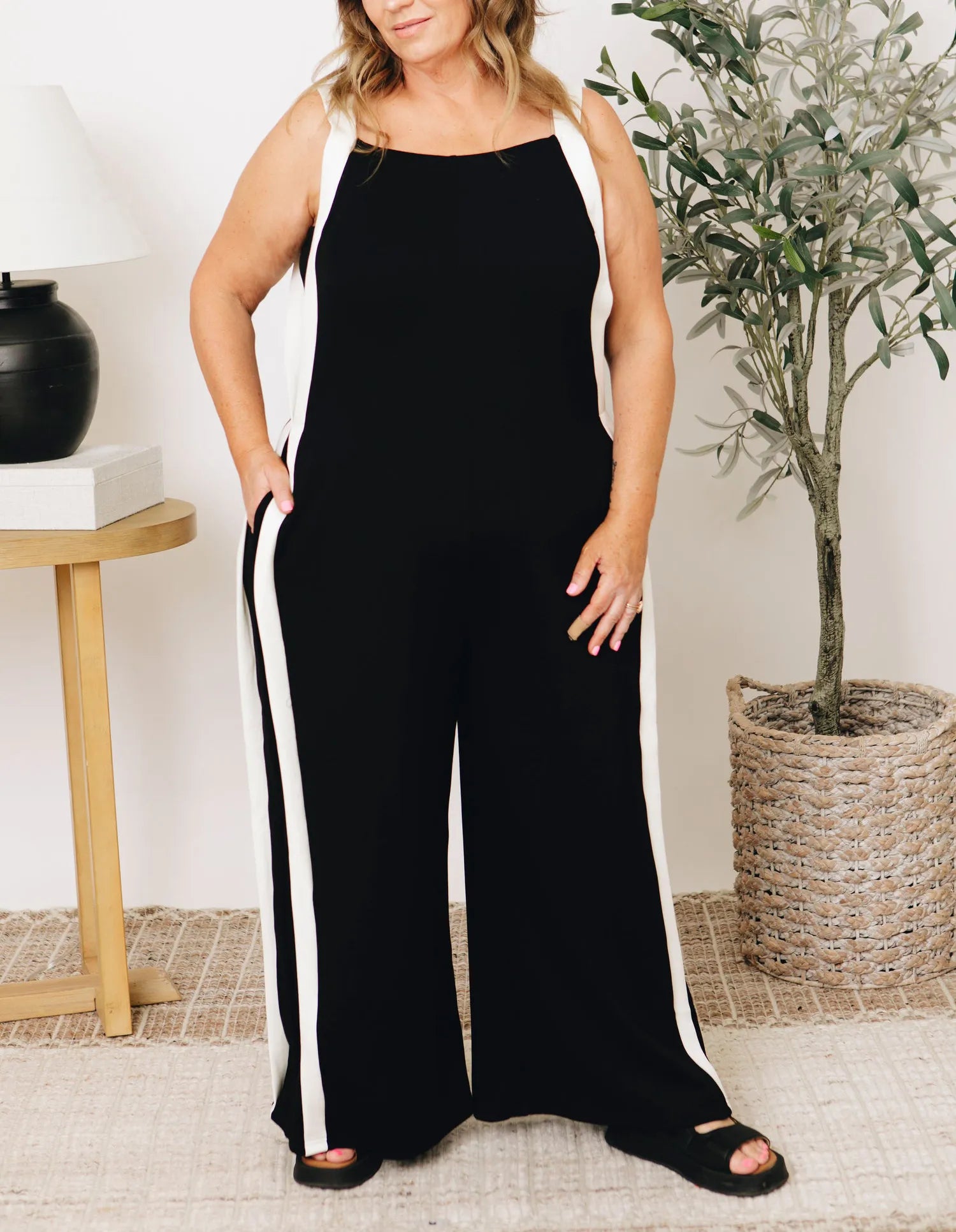 StilRuhig | Lockeres Damenkleid mit Weißen Zierlinien