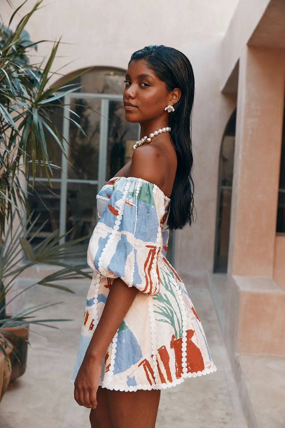 Boho Chic | Stilvolles Off-Shoulder Kleid mit Buntmuster