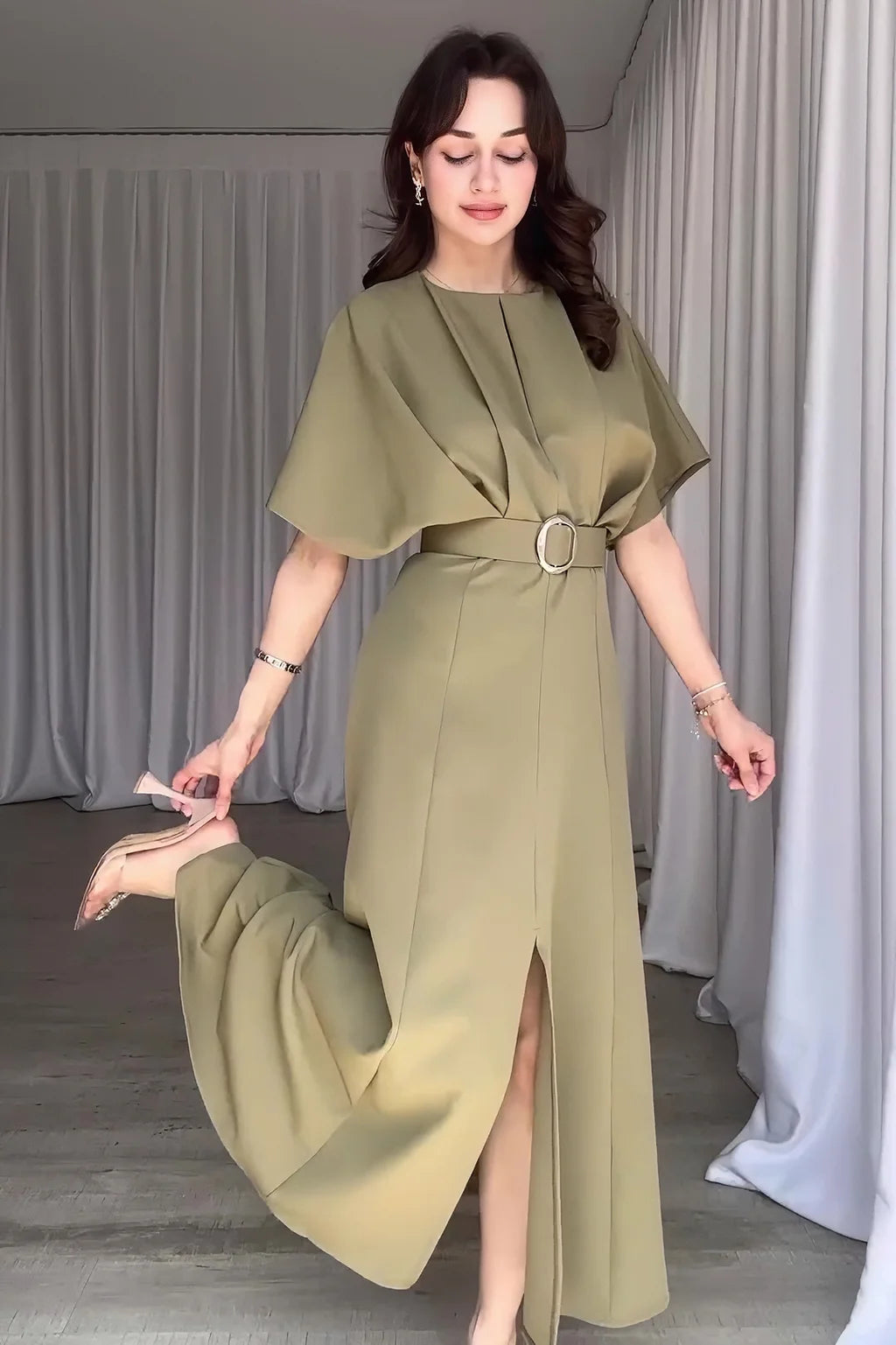 GrazieStil | Kurzarm Kleid mit Taillengürtel und edler Silhouette