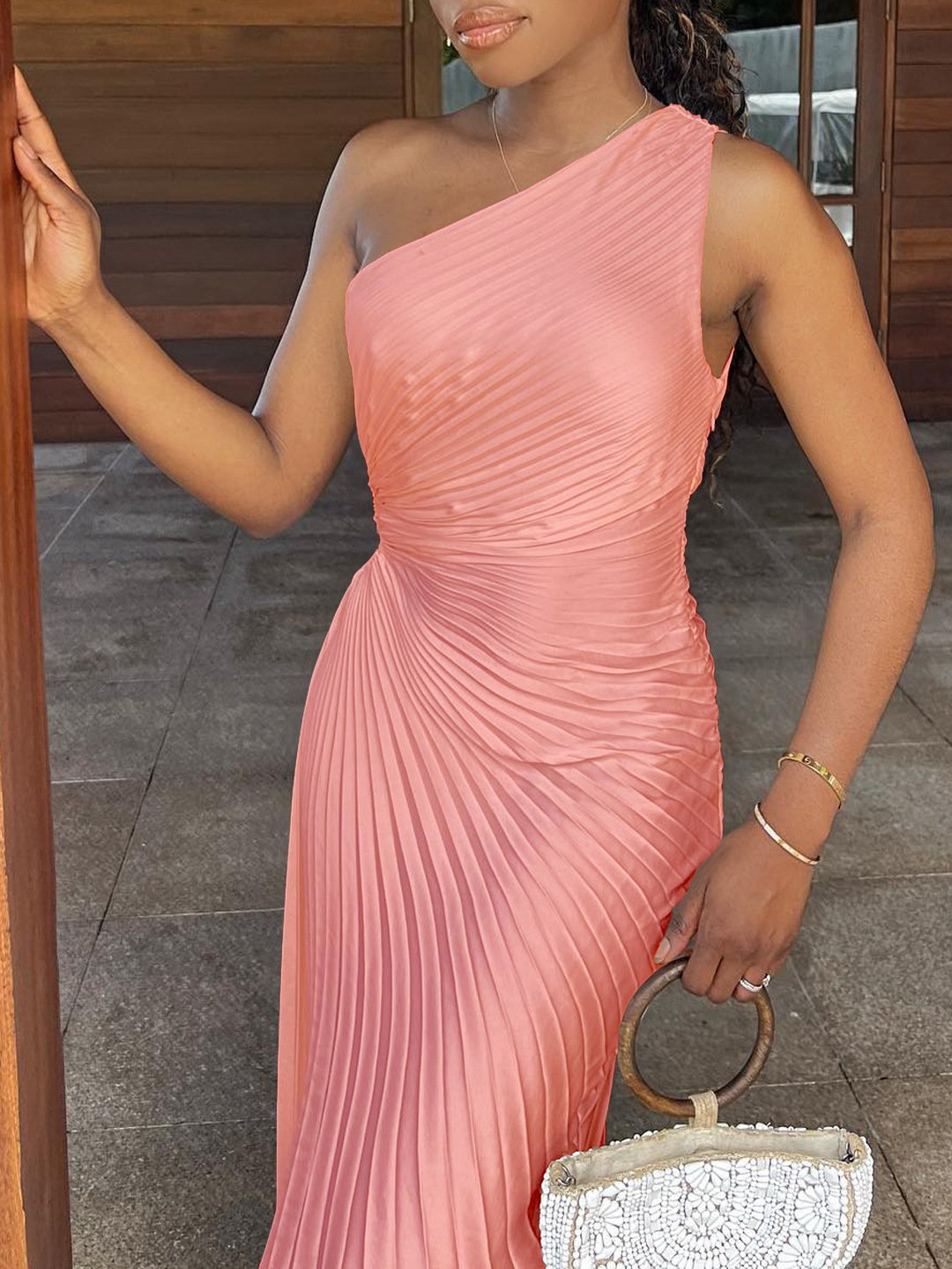 GrazieLinie | Asymmetrisches Plisseekleid mit Ausschnitt-Detail