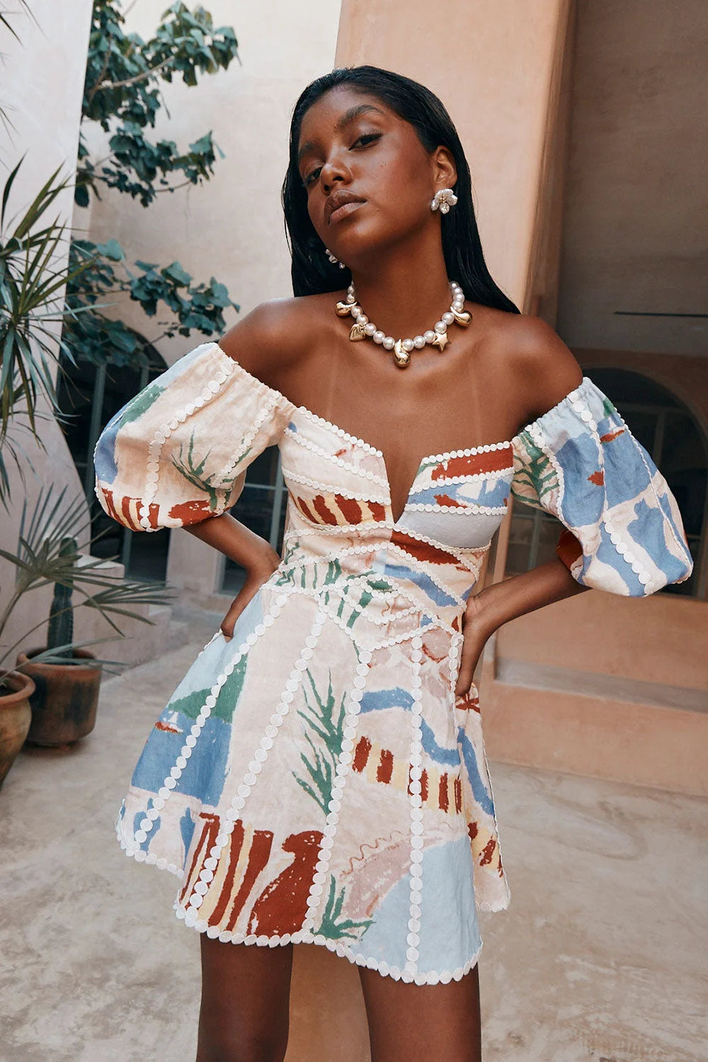 Boho Chic | Stilvolles Off-Shoulder Kleid mit Buntmuster
