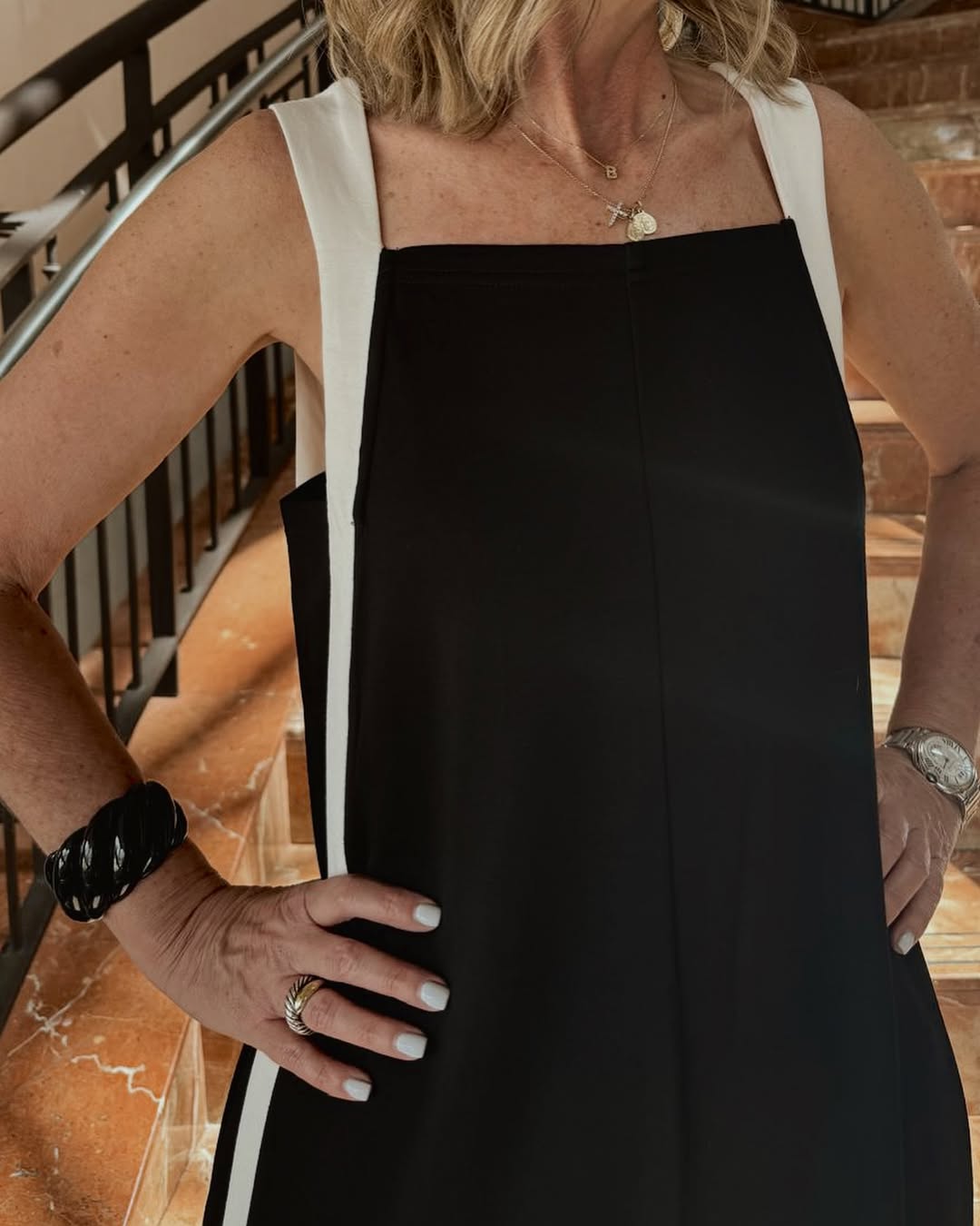 StilRuhig | Lockeres Damenkleid mit Weißen Zierlinien