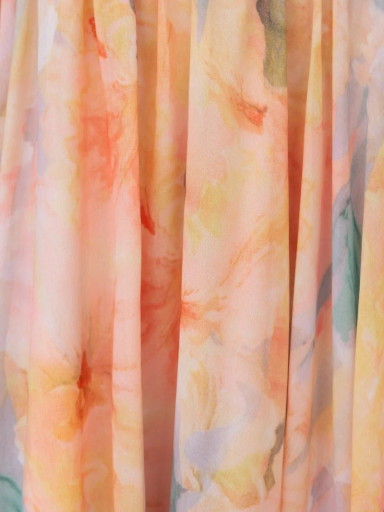 PastellGlanz | Langes Kleid mit fließendem Stoff und Muster