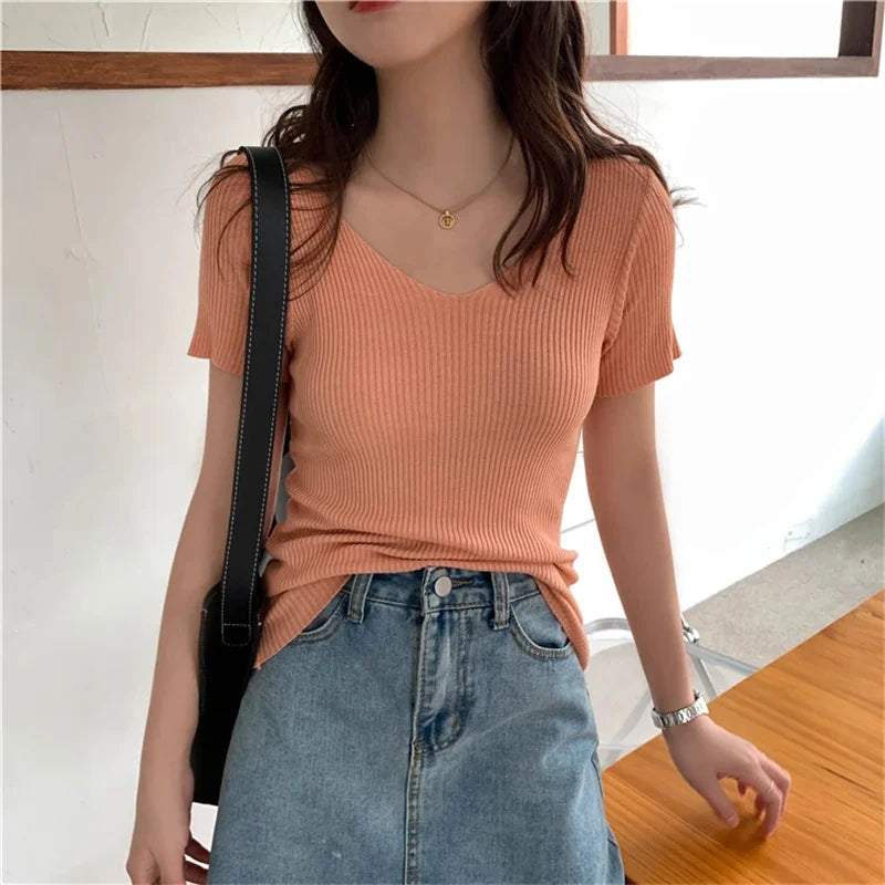 SchickForm | Geripptes V-Ausschnitt Kurzarm Strickshirt