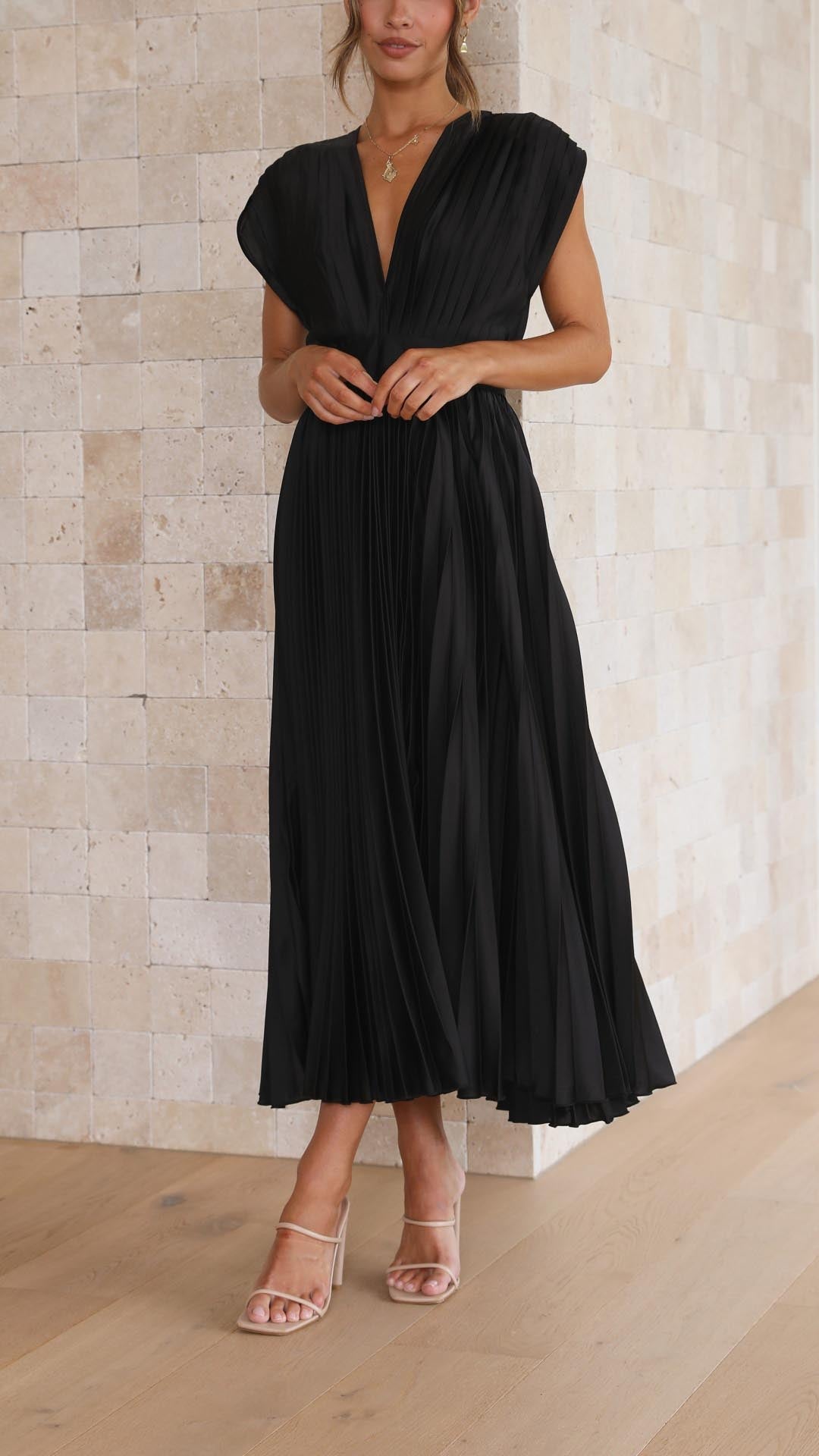 PlisséeLust | Elegantes Plissee-Midikleid mit tiefem V-Ausschnitt