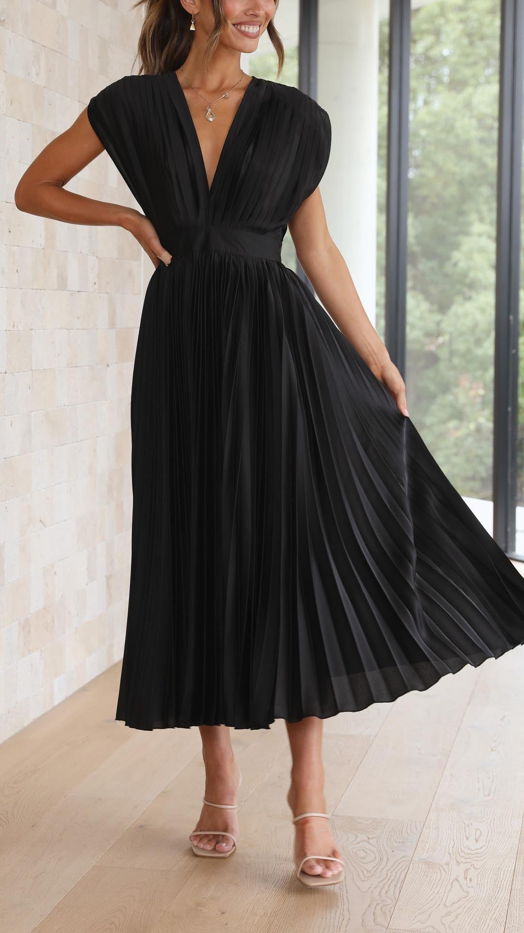 PlisséeLust | Elegantes Plissee-Midikleid mit tiefem V-Ausschnitt