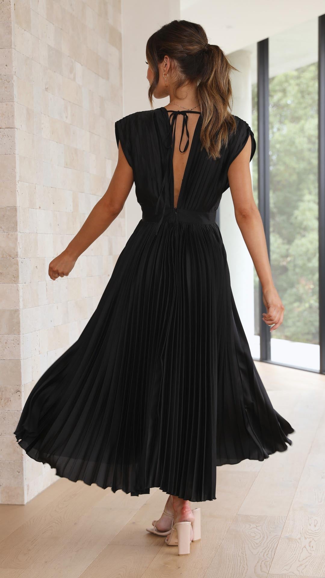 PlisséeLust | Elegantes Plissee-Midikleid mit tiefem V-Ausschnitt