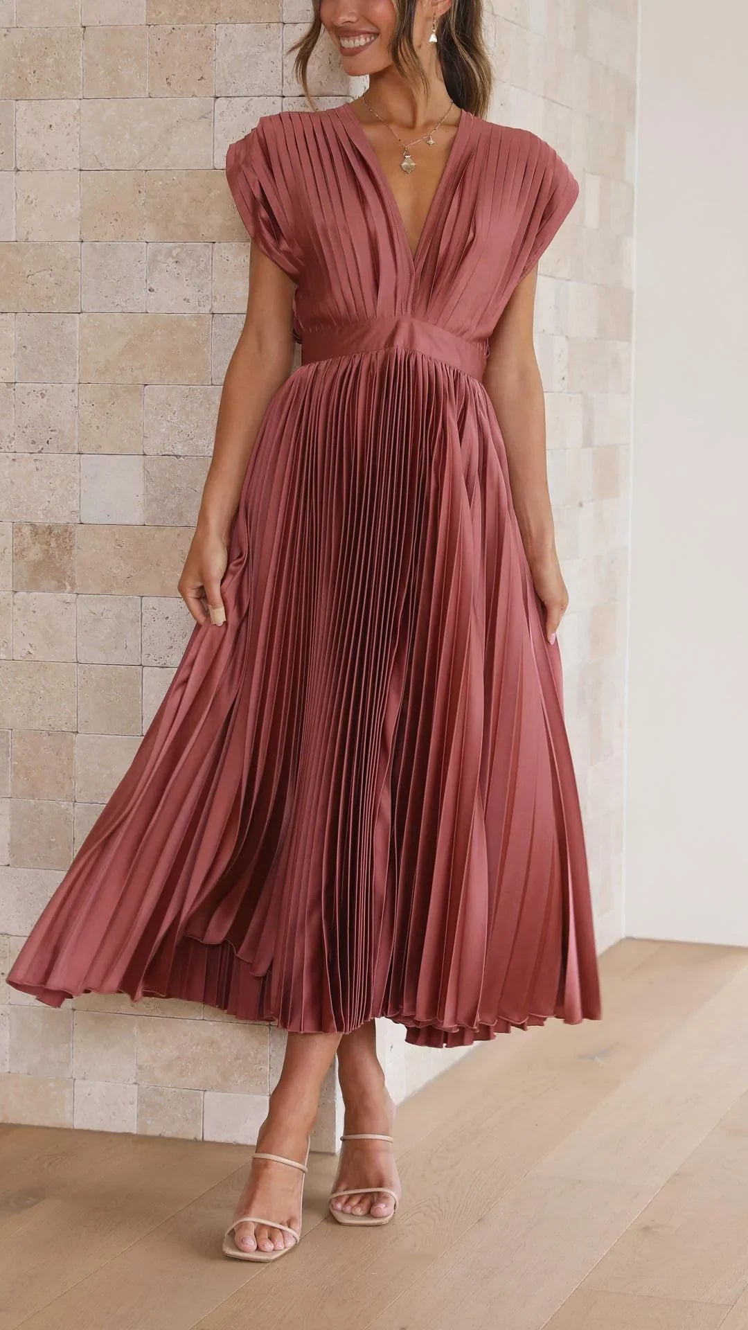 PlisséeLust | Elegantes Plissee-Midikleid mit tiefem V-Ausschnitt