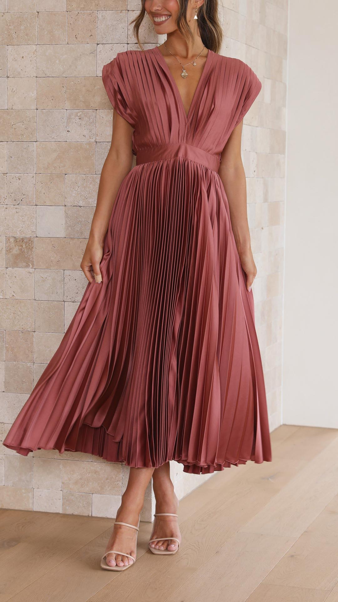 PlisséeLust | Elegantes Plissee-Midikleid mit tiefem V-Ausschnitt