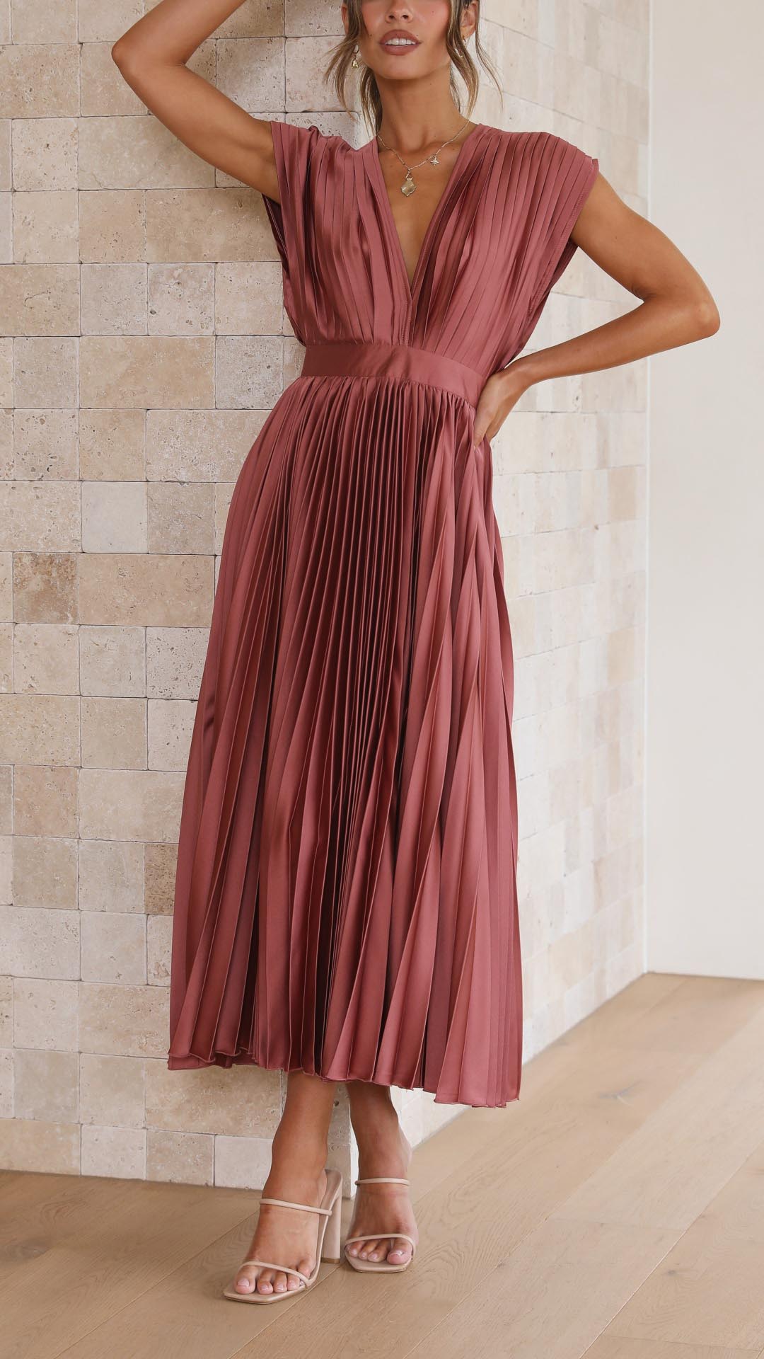 PlisséeLust | Elegantes Plissee-Midikleid mit tiefem V-Ausschnitt