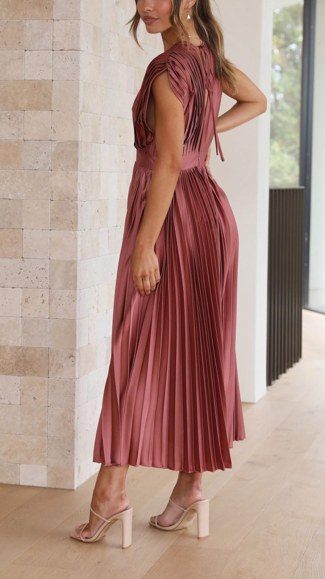 PlisséeLust | Elegantes Plissee-Midikleid mit tiefem V-Ausschnitt