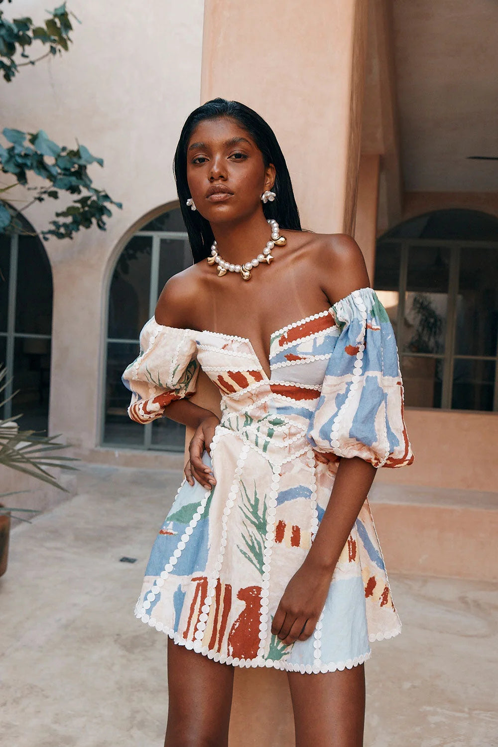 Boho Chic | Stilvolles Off-Shoulder Kleid mit Buntmuster