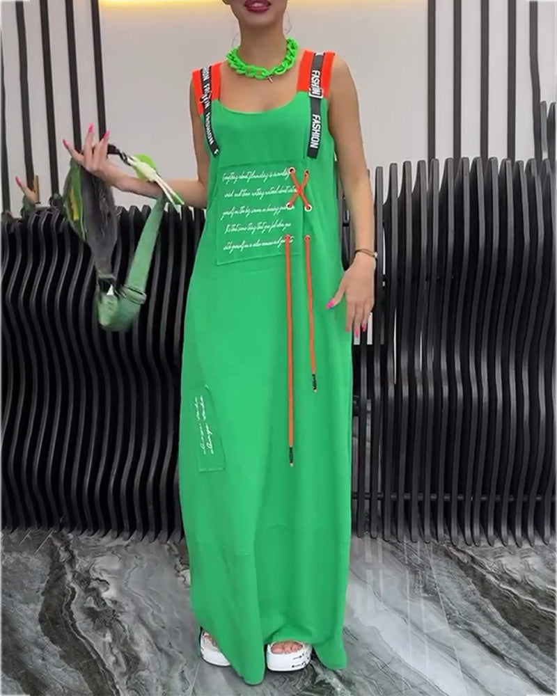 StilGefühl | Lässiges Trägerkleid mit Kordeldetails und Statement-Drucken