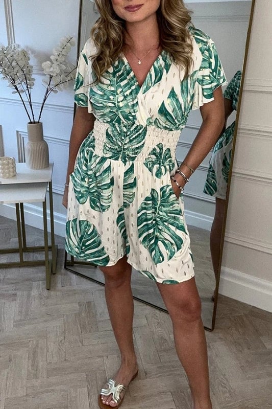 Tropenstil | Luftiger Sommer-Jumpsuit mit Blätterprint und Smoktaille