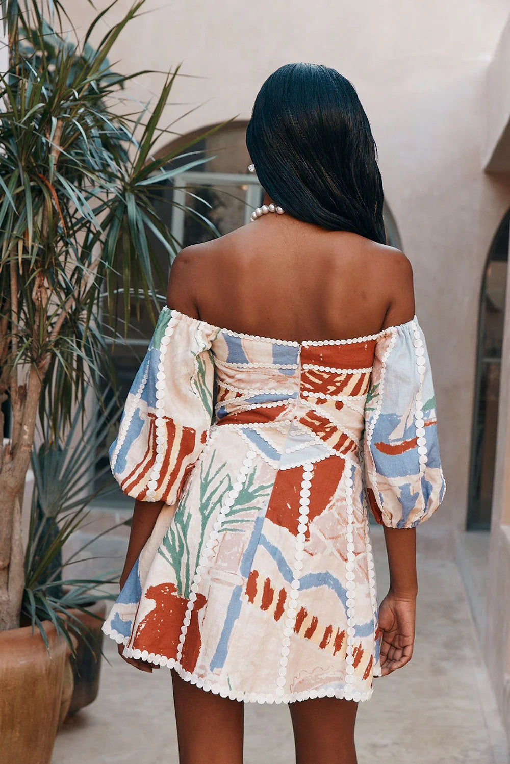 Boho Chic | Stilvolles Off-Shoulder Kleid mit Buntmuster