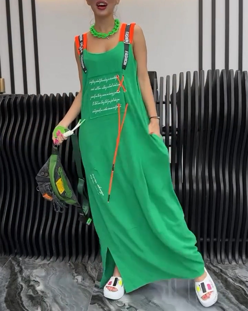 StilGefühl | Lässiges Trägerkleid mit Kordeldetails und Statement-Drucken