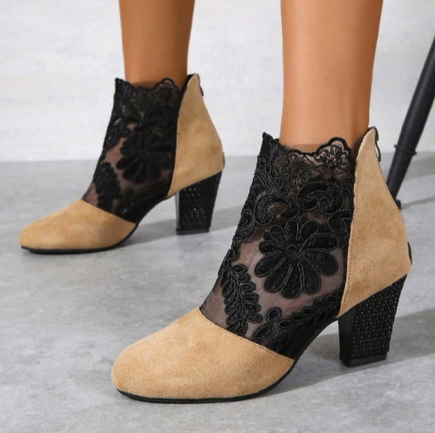 Modeabsätze | Stiefeletten mit Spitzeneinsatz und Blockabsatz