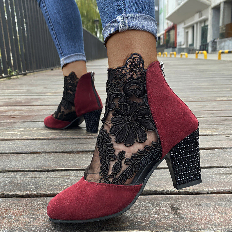 Modeabsätze | Stiefeletten mit Spitzeneinsatz und Blockabsatz