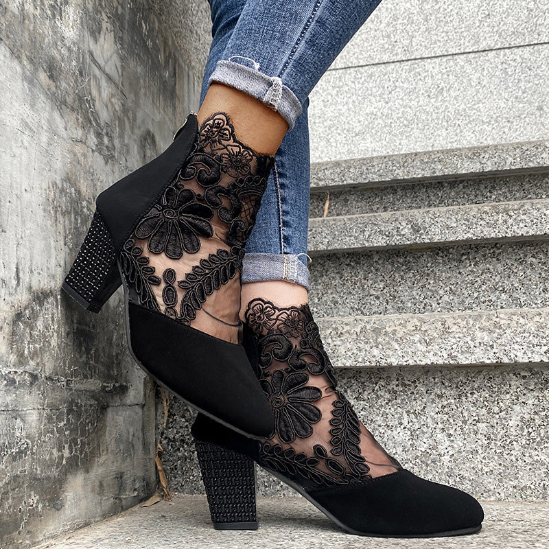 Modeabsätze | Stiefeletten mit Spitzeneinsatz und Blockabsatz