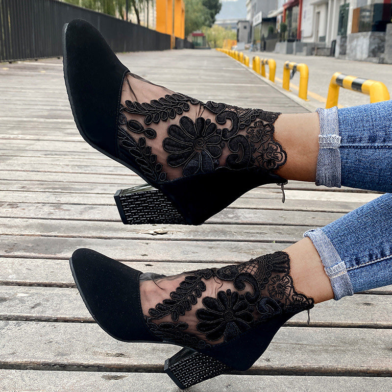 Modeabsätze | Stiefeletten mit Spitzeneinsatz und Blockabsatz