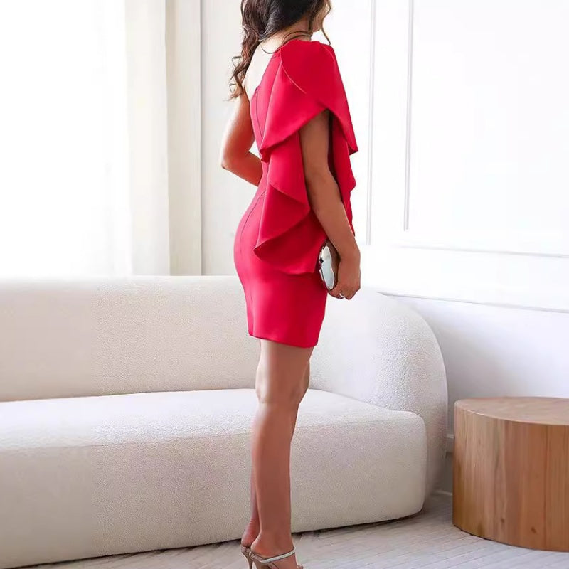 StilFalte | Figurbetontes Kleid mit Voluminösem Schulterdetail
