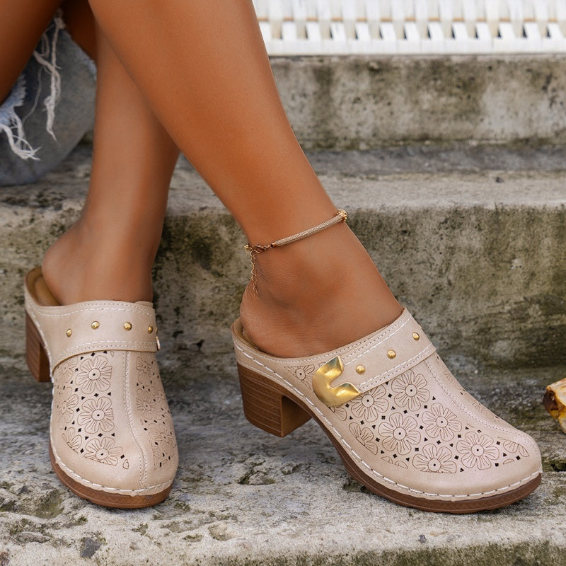 SchrittGlanz | Leder-Clogs mit Blumenprägung & Absatz