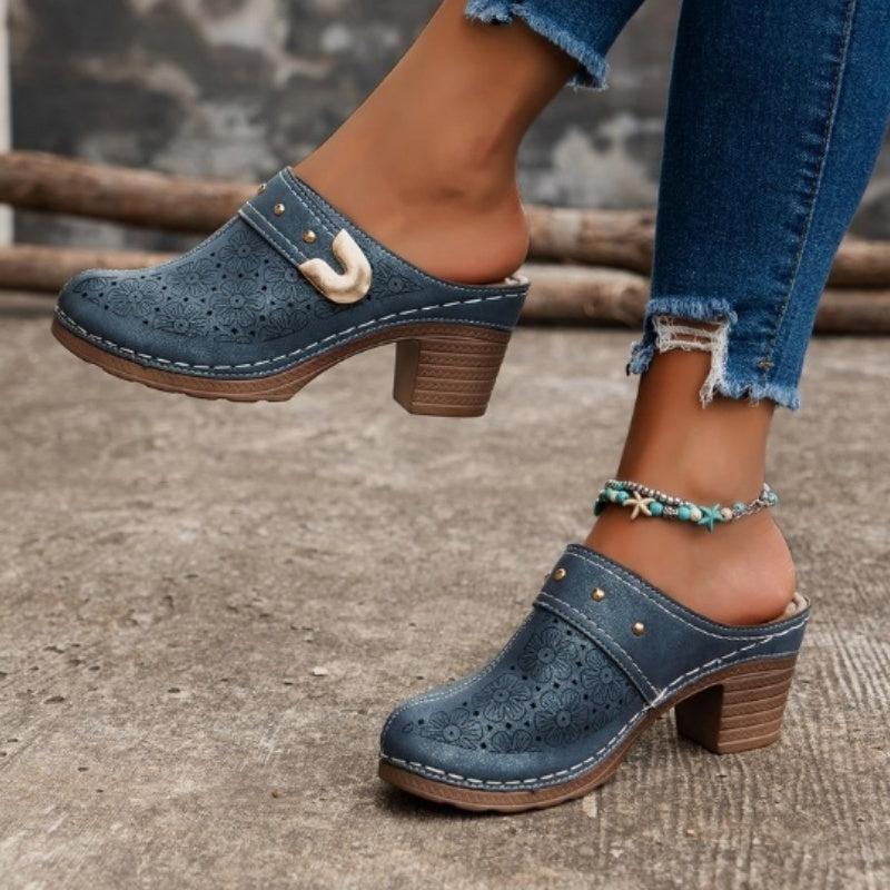 SchrittGlanz | Leder-Clogs mit Blumenprägung & Absatz