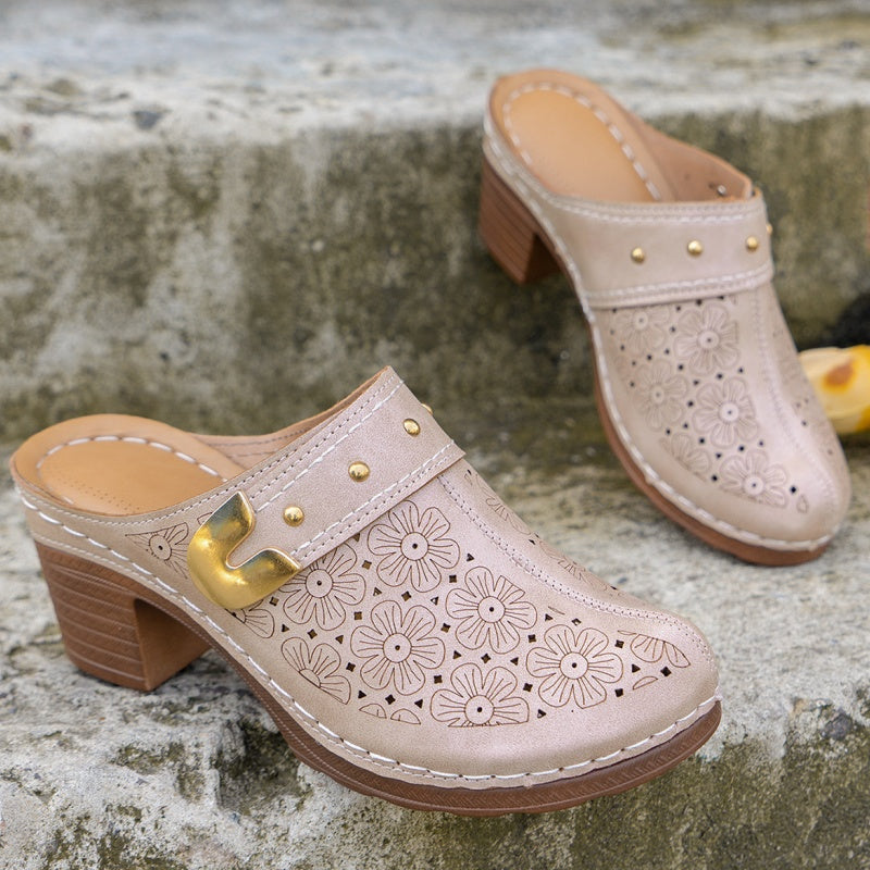 SchrittGlanz | Leder-Clogs mit Blumenprägung & Absatz