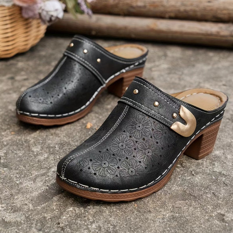 SchrittGlanz | Leder-Clogs mit Blumenprägung & Absatz