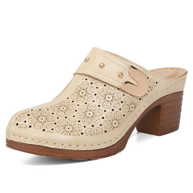 SchrittGlanz | Leder-Clogs mit Blumenprägung & Absatz