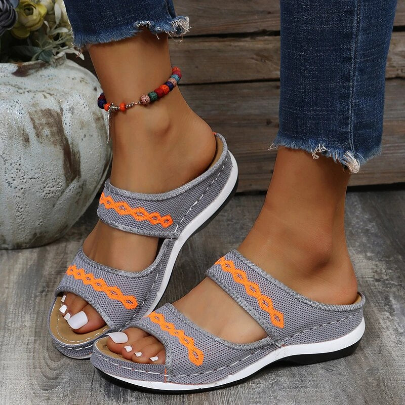 Die orthopädischen Sandalen aus Leder
